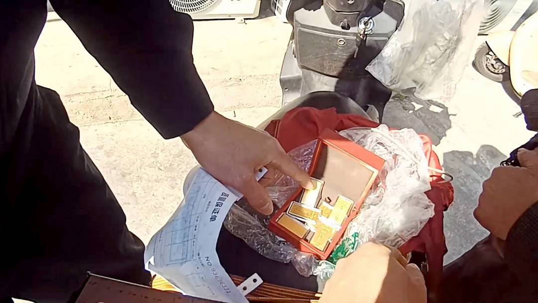 “內部訊息”穩賺不賠？民警聯合快遞員識破“黃金投資”騙局