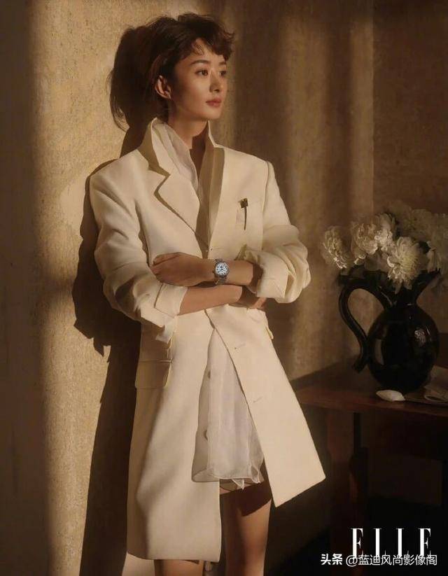 原創趙麗穎開年王炸！三登 ELLE 二月刊，復古光影裡藏著女性力量的答案