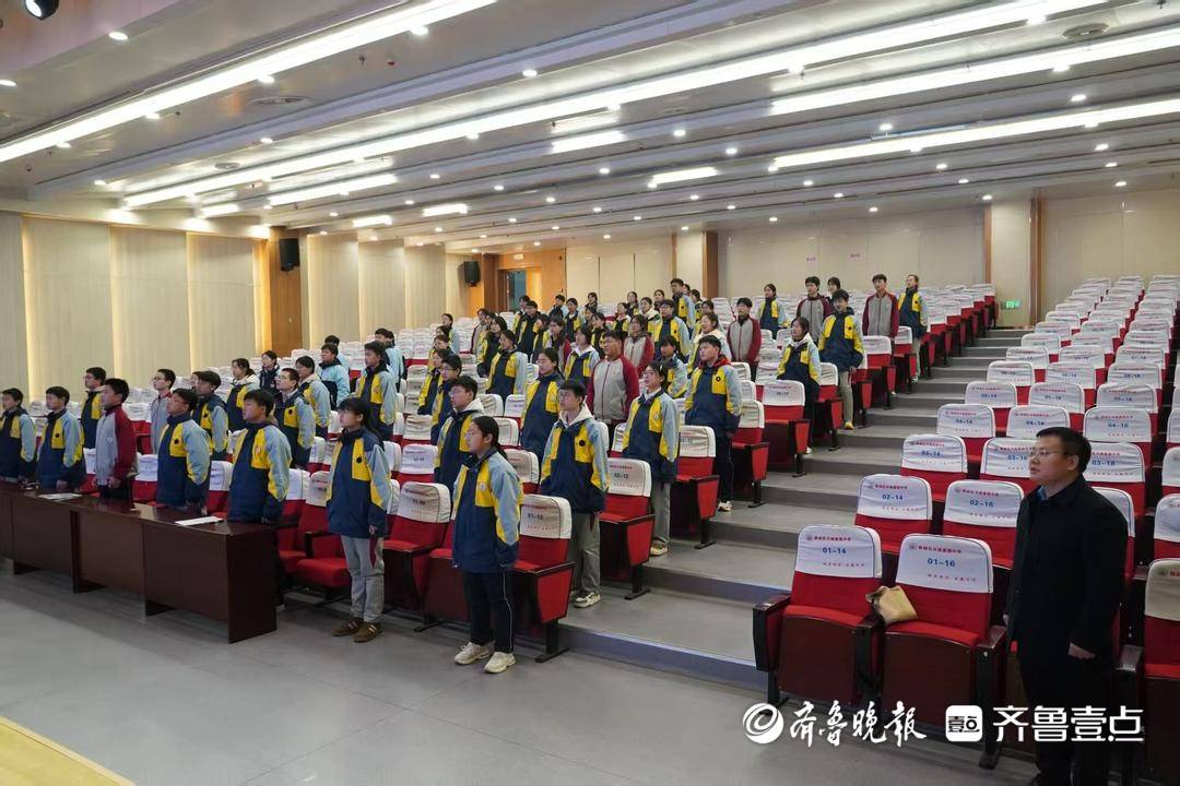 棗莊盈園中學舉行新團員入團儀式