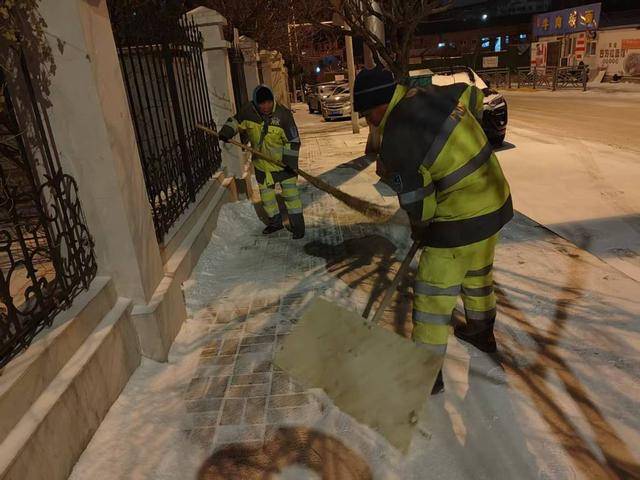 戰風雪清道忙，保潔保暢兩不誤！城市美容師凌晨在行動