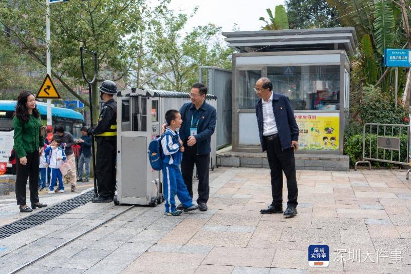 深圳“校長爺爺”與小學生互動獲千萬瀏覽！網友：看著暖暖的