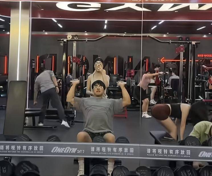 原創健身教練畢嘉琪去世，年僅26歲，一身肌肉很壯實，新房剛裝修好