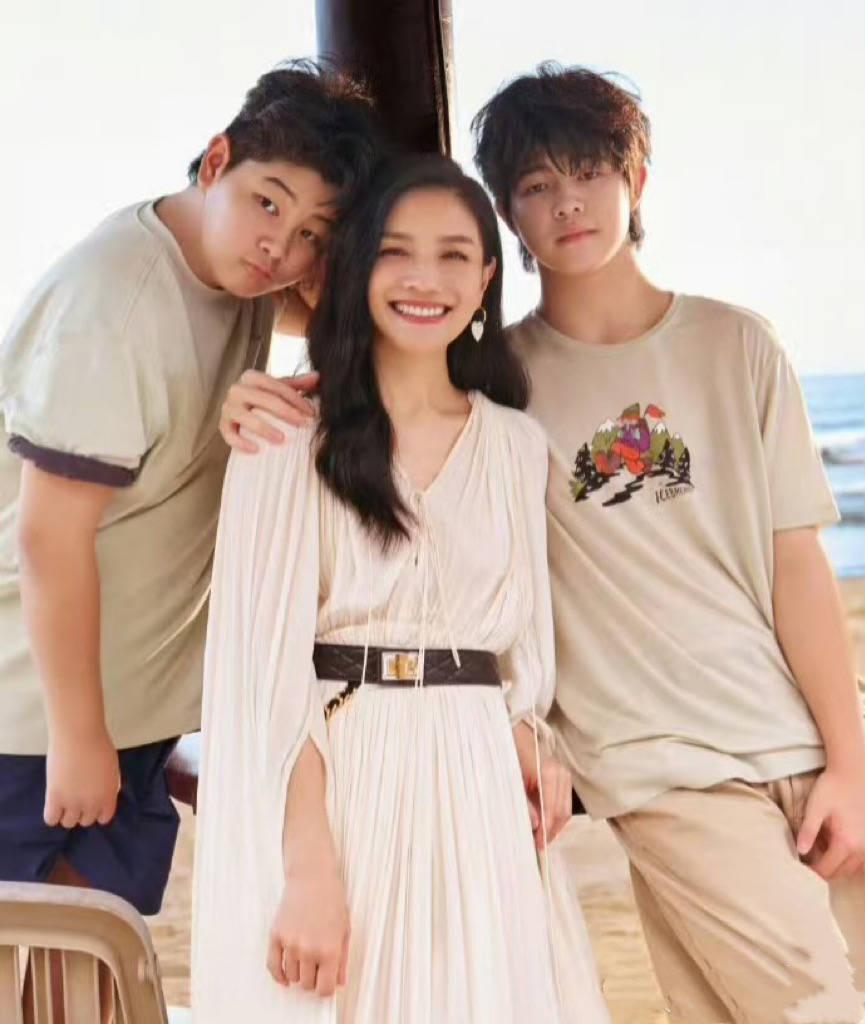 原創胡可14歲兒子曬留學生活，住60平套房有兩面牆衣櫃，吃火雞面解饞