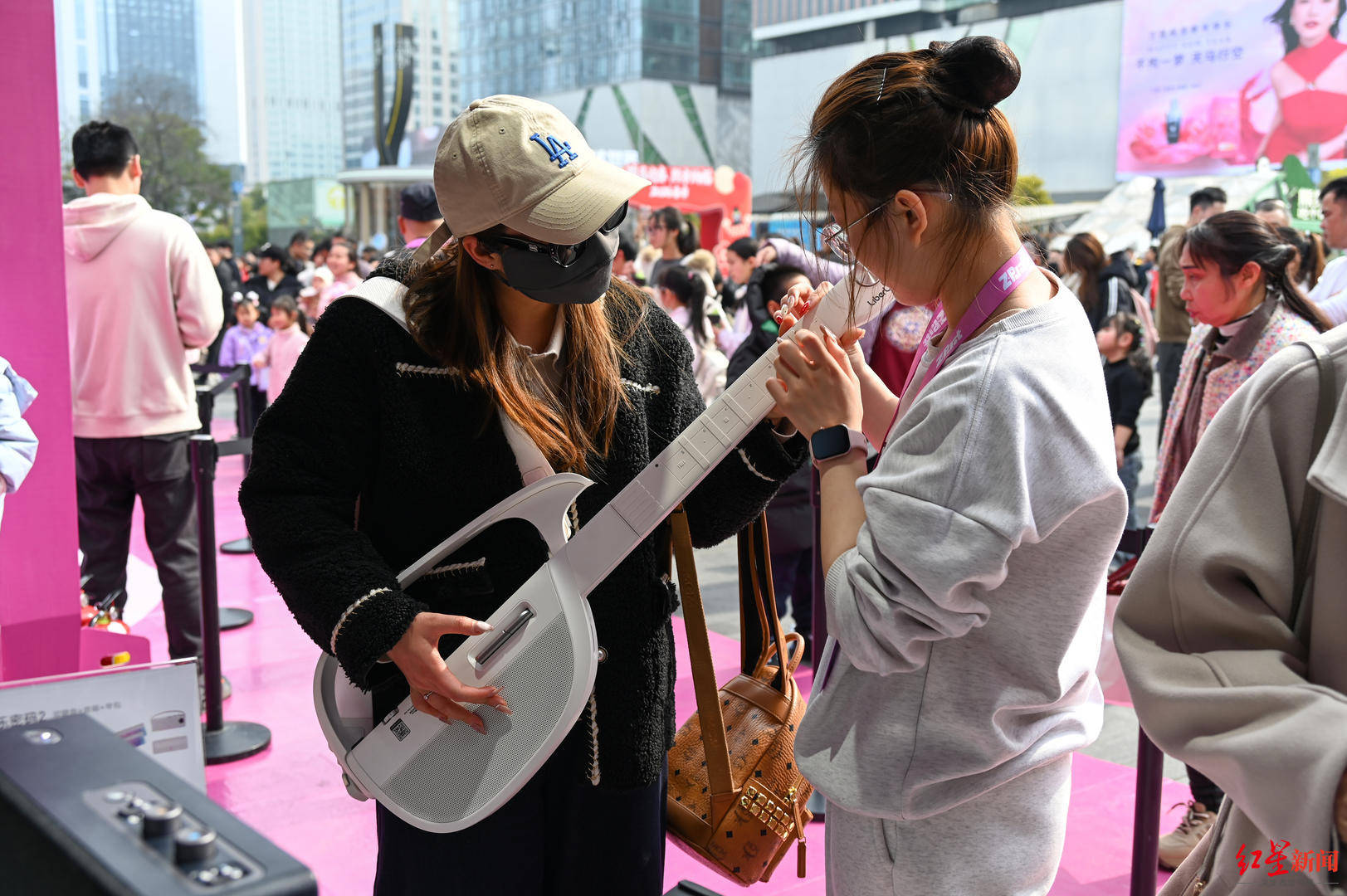 無弦吉他、智慧炒菜機……AI黑科技新春派對在成都春熙路廣場啟幕