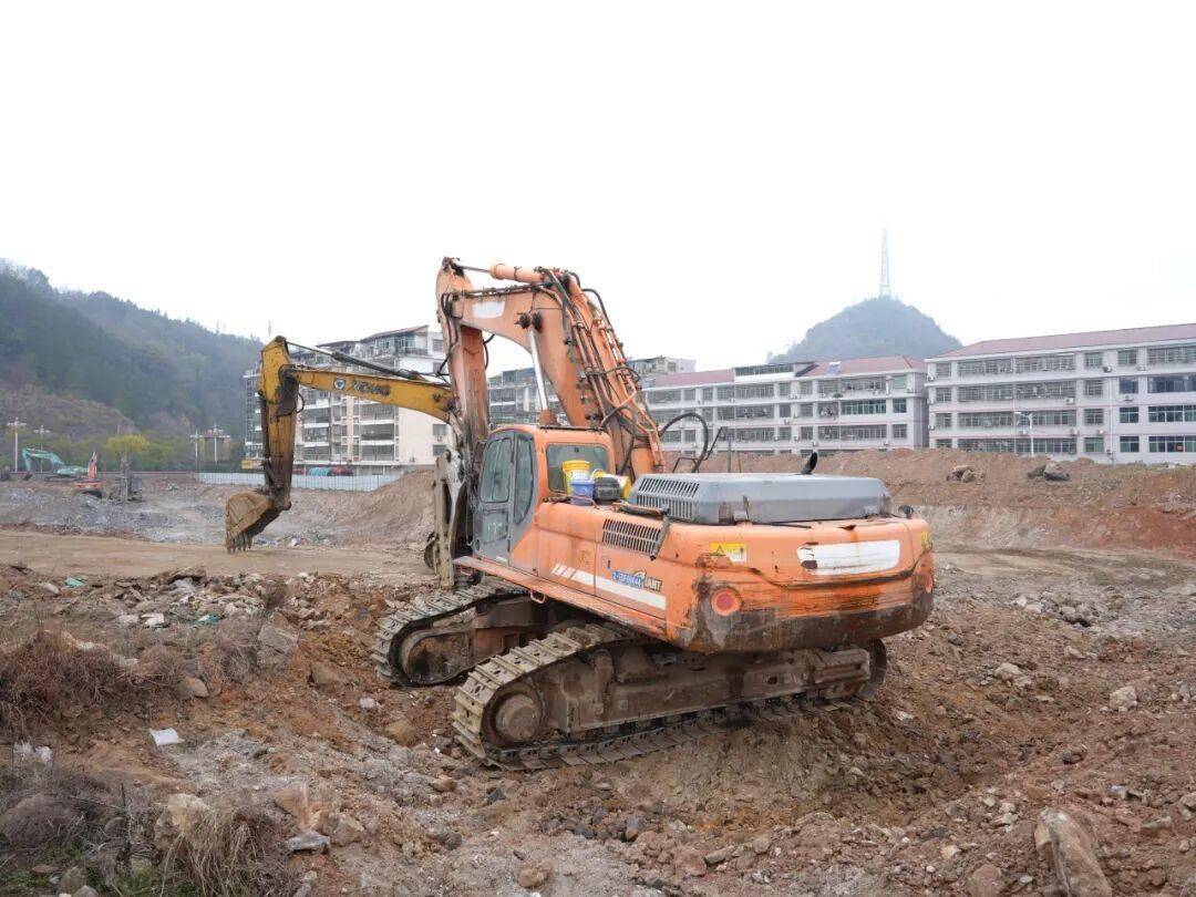 土地被“鎖死”，105本房產證“懸空”五年，誰把這盤“死棋”走活了？