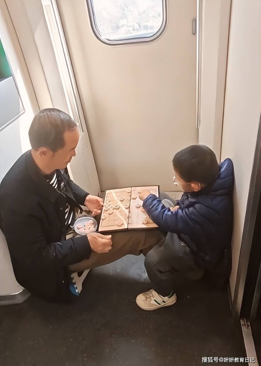 原創一段高鐵上“高逼格帶娃”影片，引來9.2w人嘲笑，教育不是做做樣子