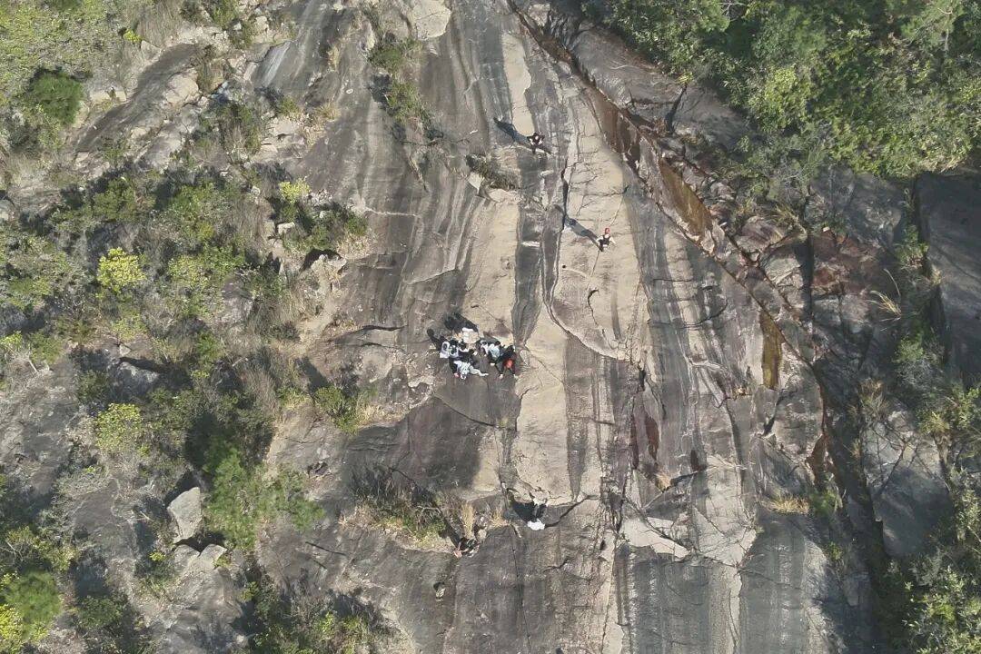 2名大學生跟風打卡被困“魔鬼崖”，警方提示→