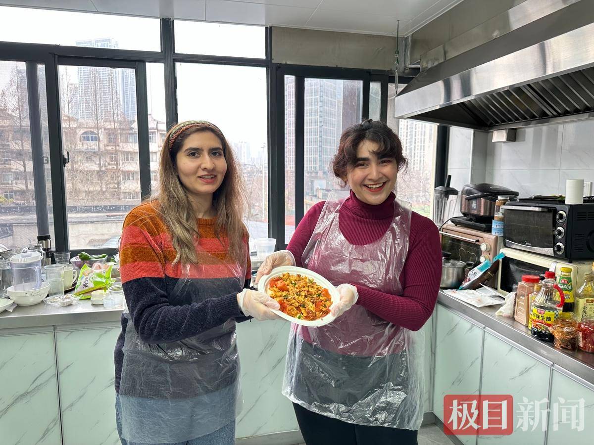 把中國味帶回家鄉！留學生廚房裡做“硬菜”，妹妹已“遠端預訂”口水雞