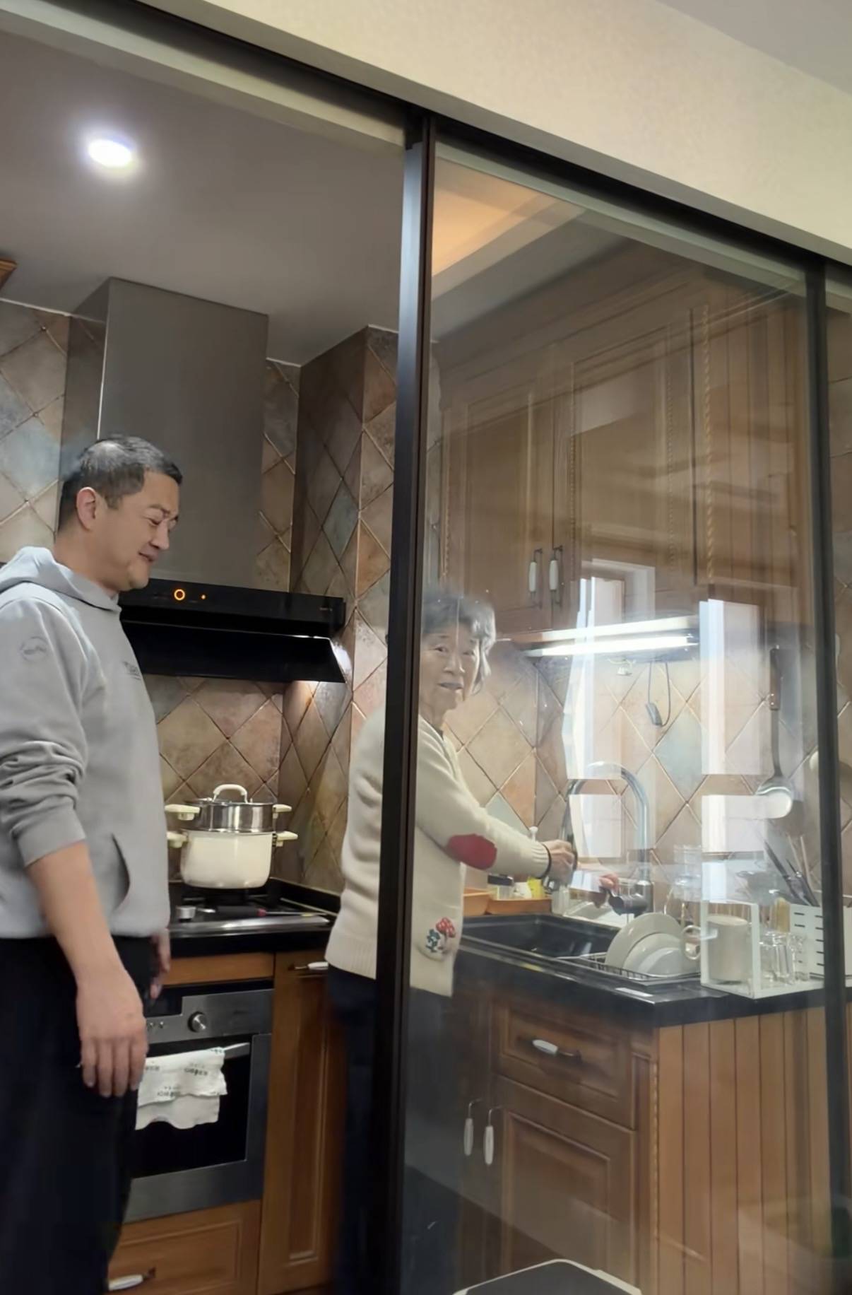 原創李亞鵬母子北京過元宵節，住100平小房傢俱很老氣，裝修像30年前