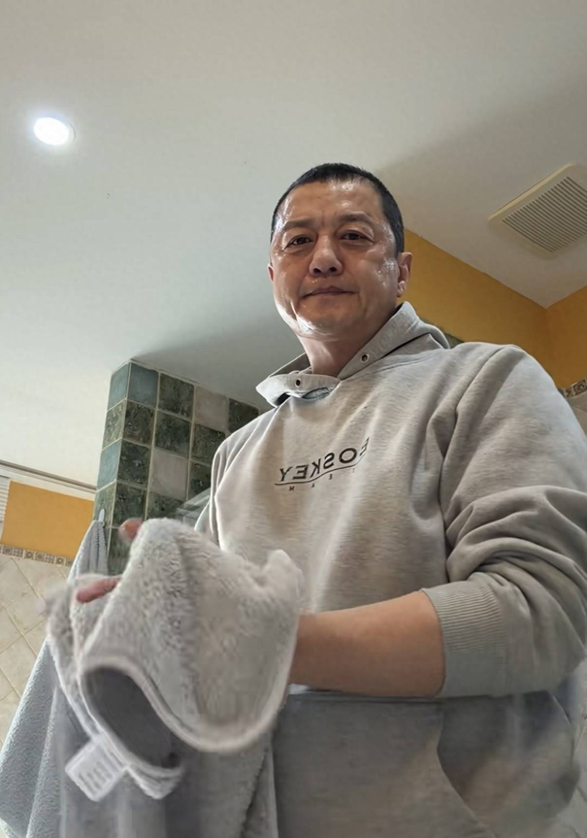 原創李亞鵬母子過元宵節，在北京住100平小房，傢俱裝修老氣像30年前