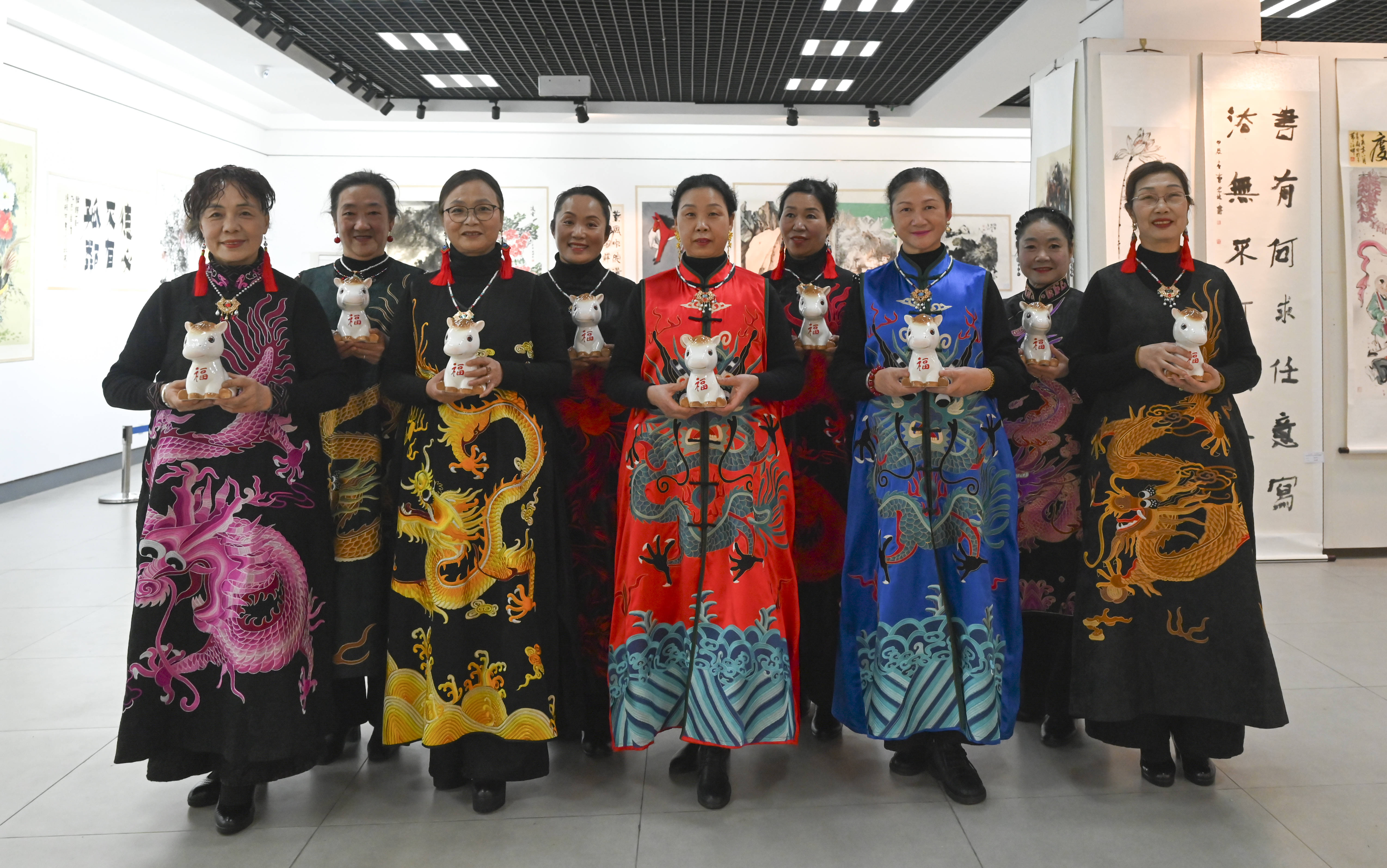 原創[文化揚州]歡天喜地迎馬年！當刺繡華服邂逅非遺與書畫