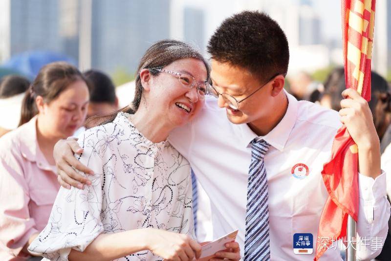 一人一本憲法跨入十八歲 深圳寶安中學這場成人禮意義深遠