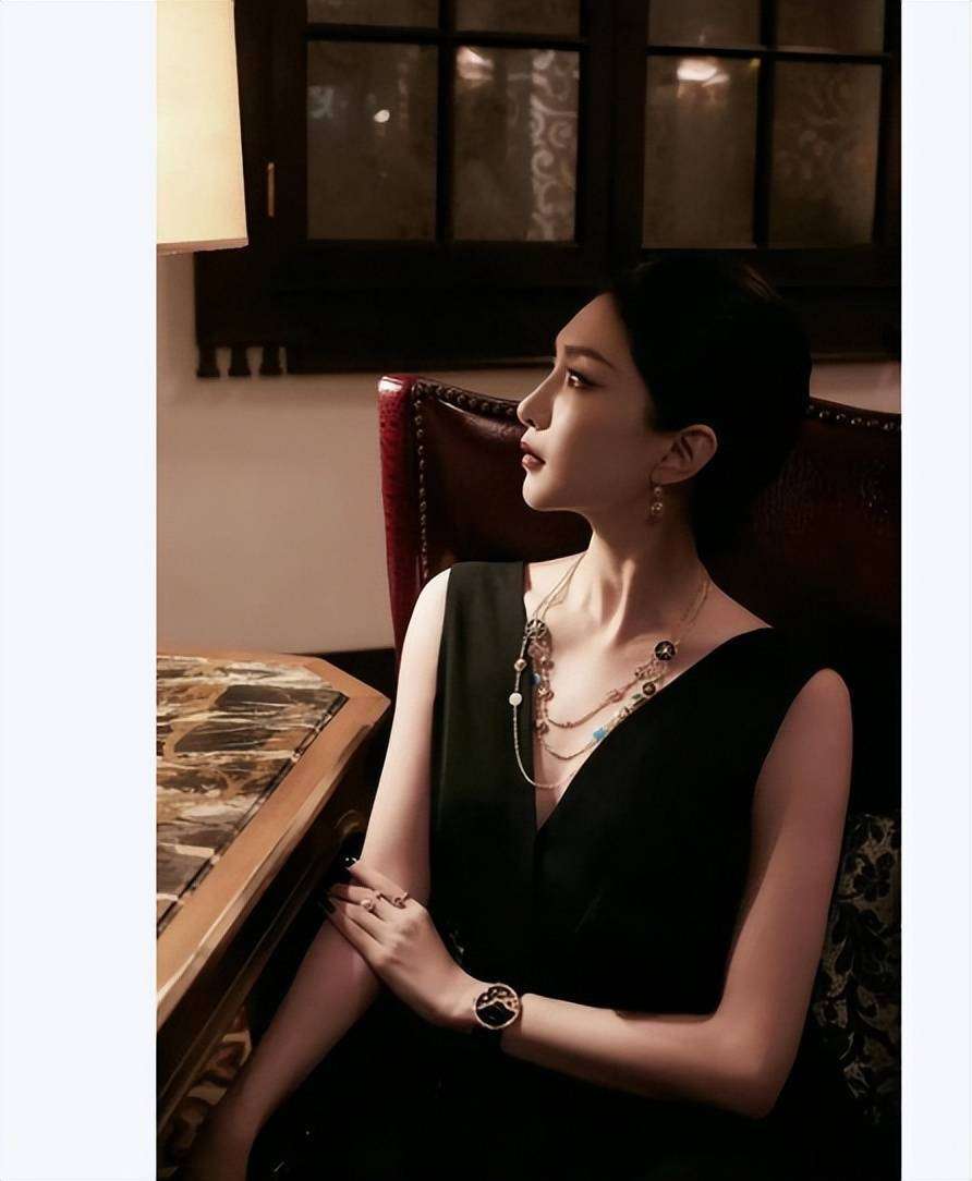 江疏影穿淡紫刺繡上衣搭珍珠耳飾，盡顯雍容典雅！