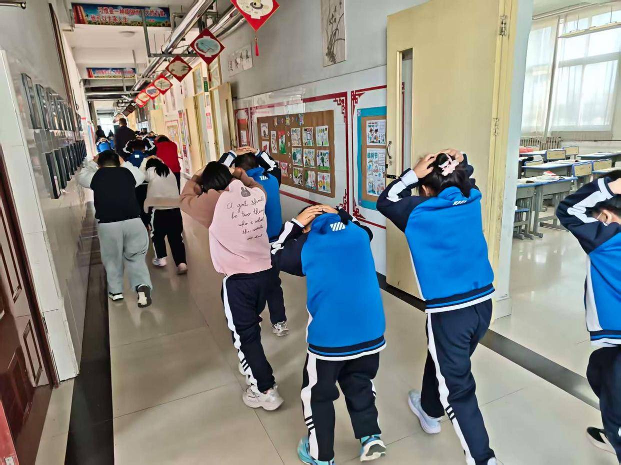 原創築牢安全防線 護航成長之路——東營市廣饒縣大碼頭鎮中心小學開展防震應急疏散演練