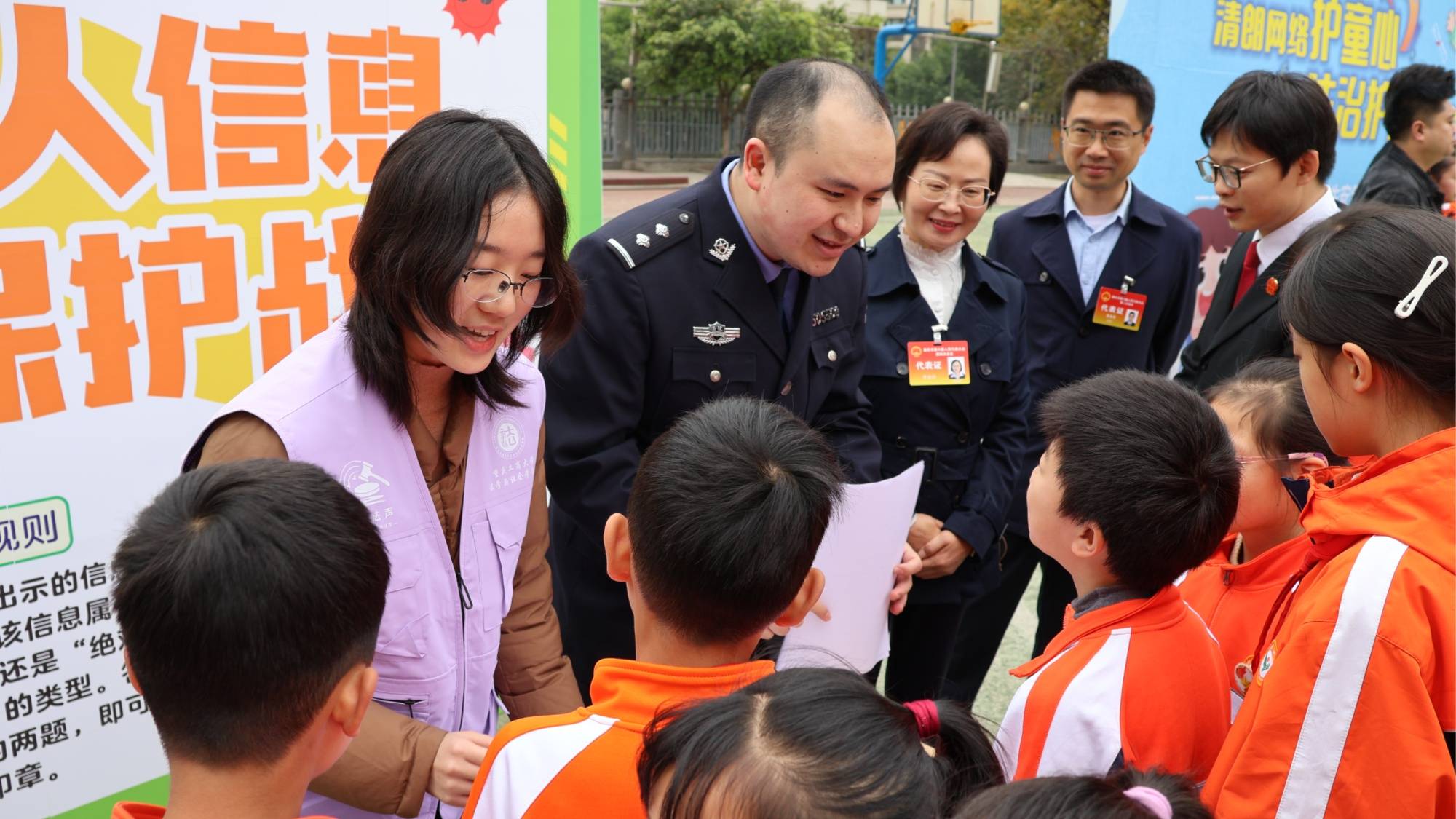 巴南法院“善渝法聲”團隊走進新屋小學
