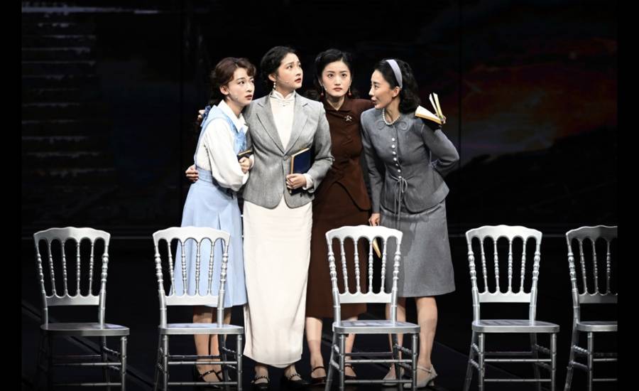 重返舞臺的她們：在《抗戰中的文藝》裡，與那群赤誠女性隔空對望｜關曉彤專訪