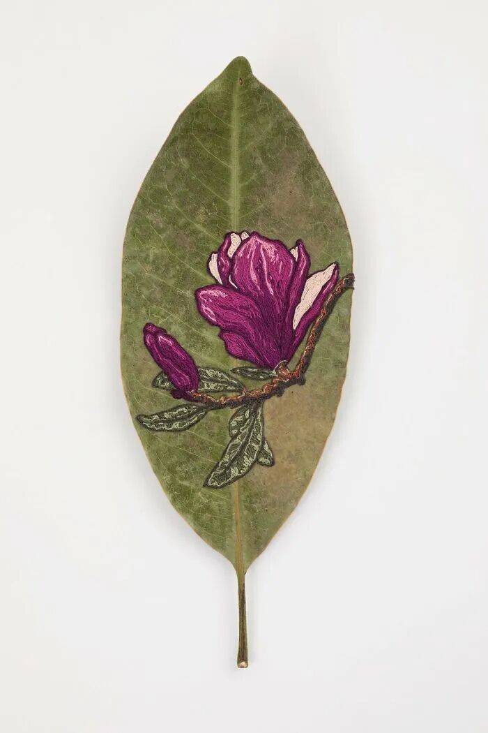 她用針線在幹樹葉上刺繡，最終完成的作品，讓人直呼驚豔