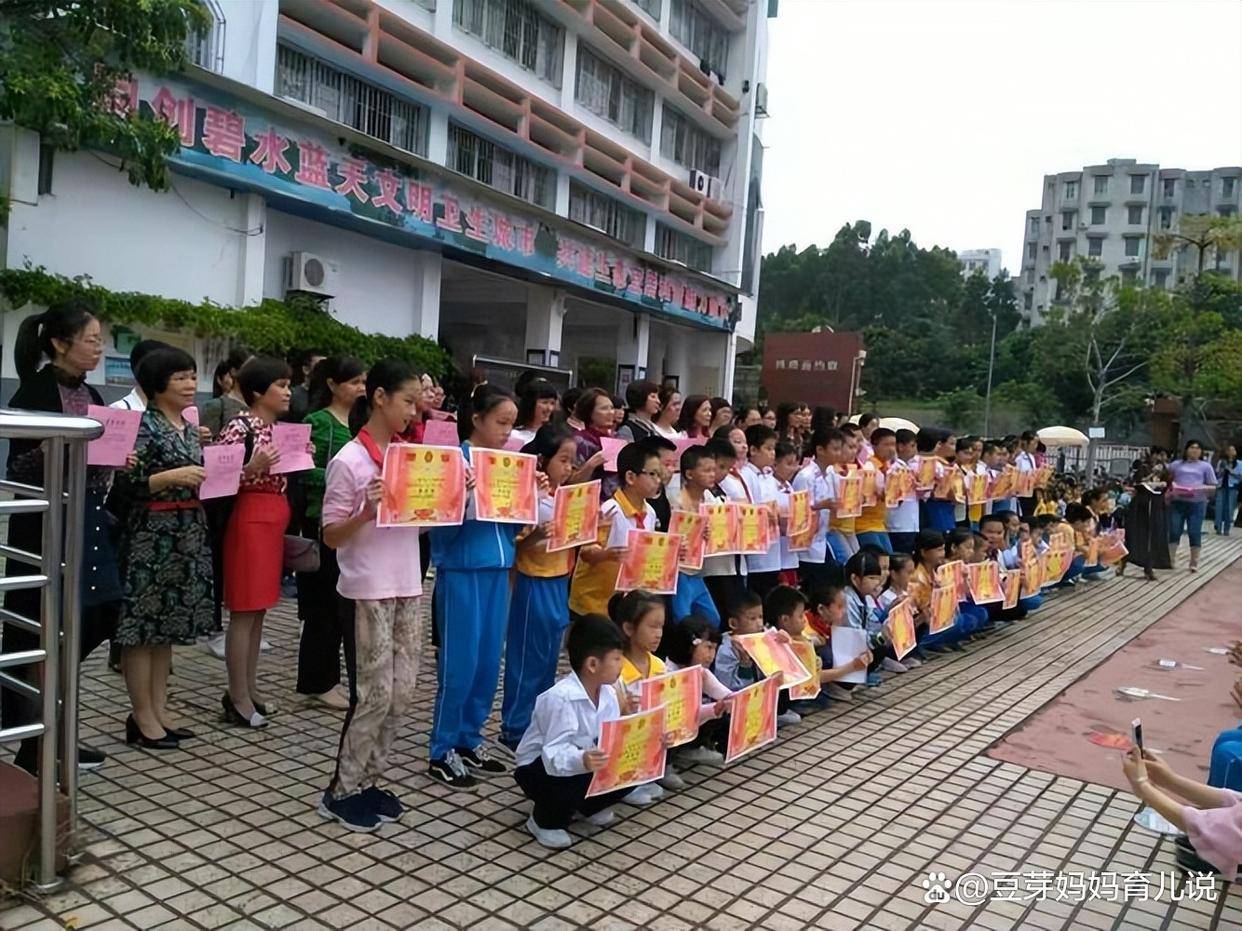 “小學已經沒人穿涼鞋了”，家長不禁疑問：怎麼連裙子也一併消失了