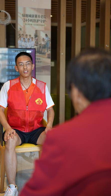 體育專業大學生暑假當男護工，帶老人做操畫畫端飯做清潔