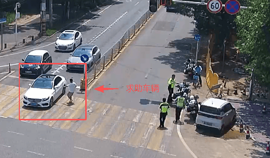 “快！趕緊送他去醫院！” 東湖交警快速開道護送就醫