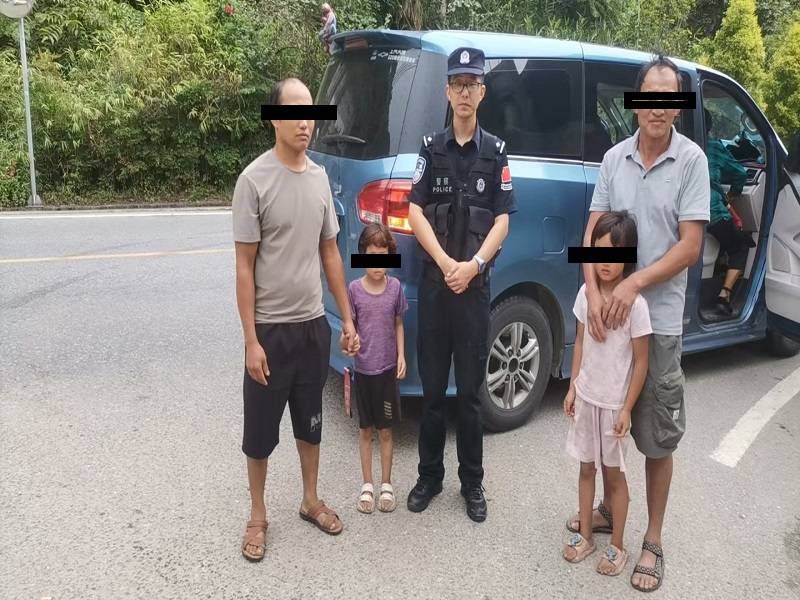 雲南怒江：暖心助團圓！民警快速幫助兩名走失兒童找到家人