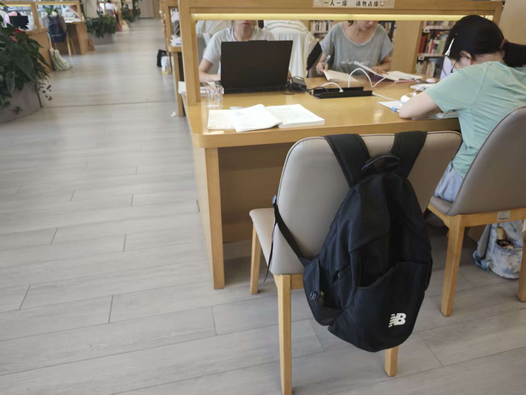 看得見的空位，坐不下的讀者，圖書館“佔座”難題如何解？