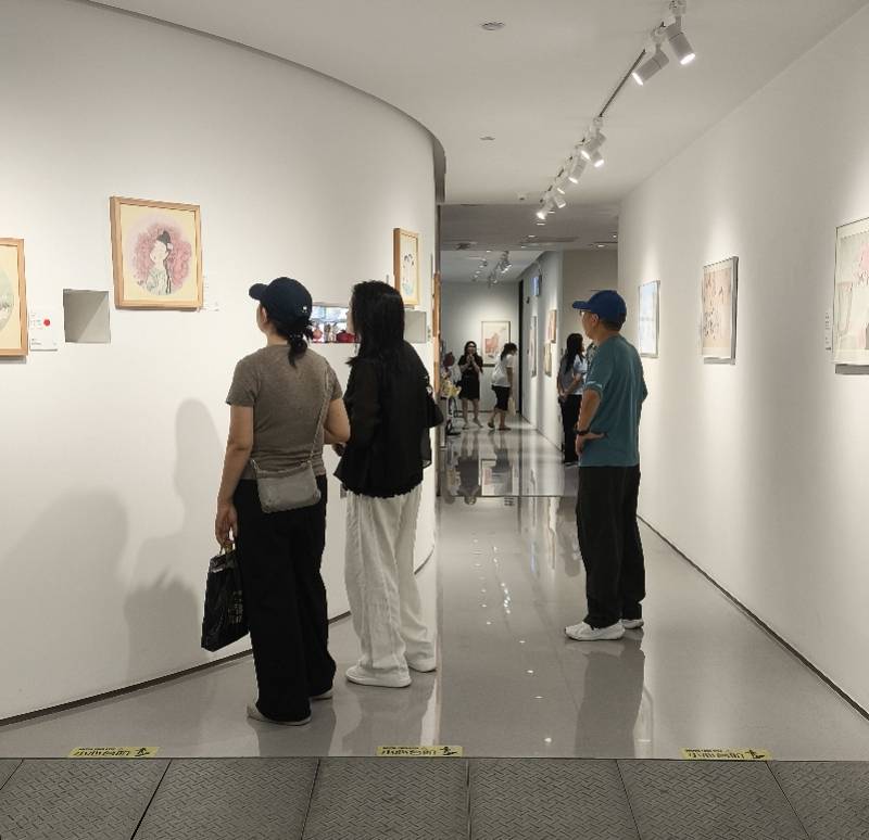 呼吸舒展：紀曉峰油畫裡的東方女性詩意夢境