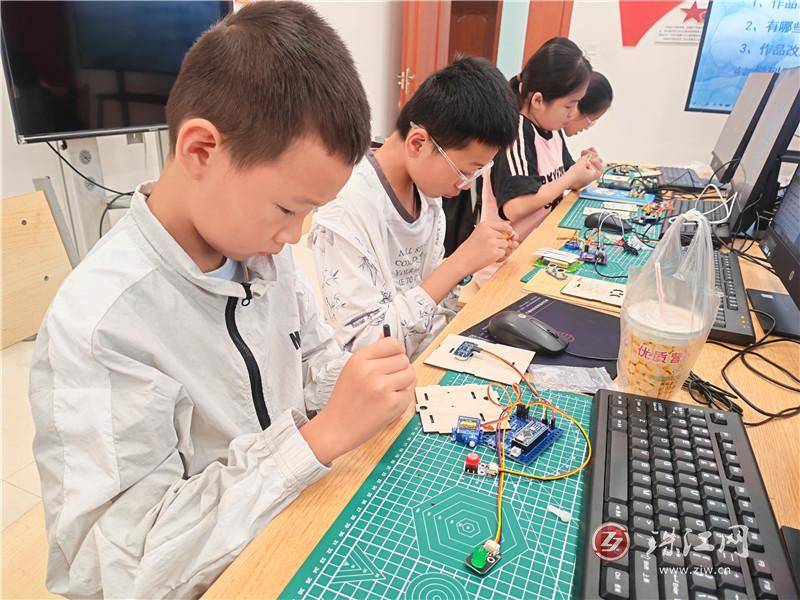 從“玩”中學，做創客小達人——曲靖市科技館“小小創客—垃圾桶的秘密任務”暑假科學探索營完美收官