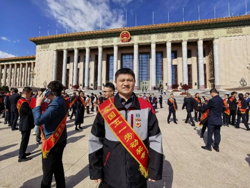 深圳快遞小哥摘全國五一勞動獎章！46歲決定重返校園讀本科