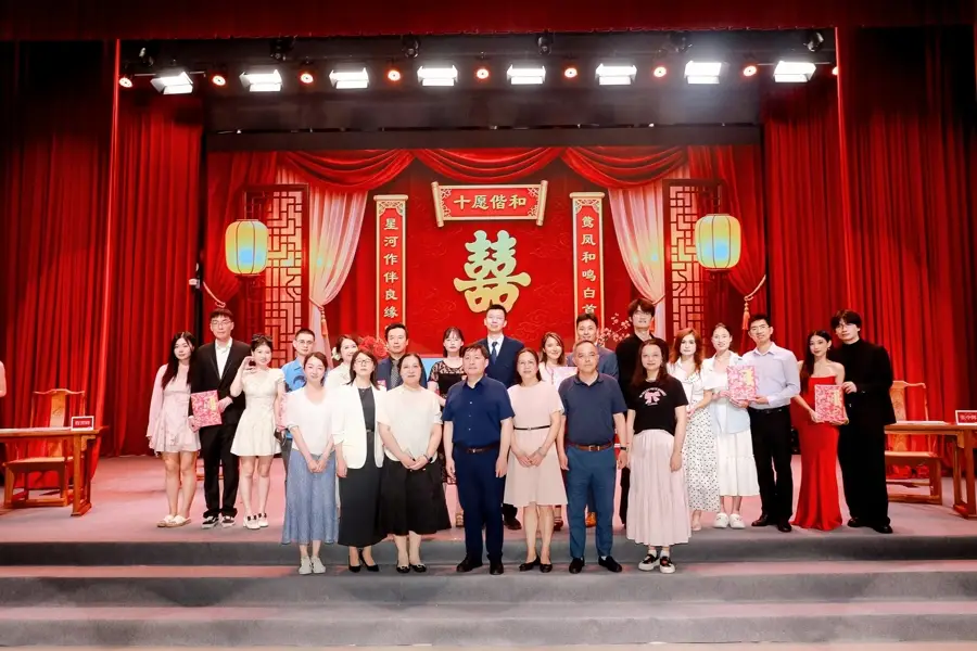這場七夕活動在虹口舉行，連續十年邀請書法名家寫婚書